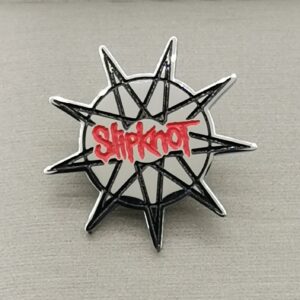 Метално пинче Slipknot за рокерско яке или елек с червено лого и остър метален дизайн