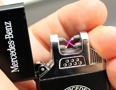 usb запалка Mercedes двойна електрическа дъга в близък план