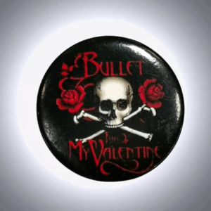 Кръгла метална значка на Bullet for My Valentine с бял череп и две червени рози