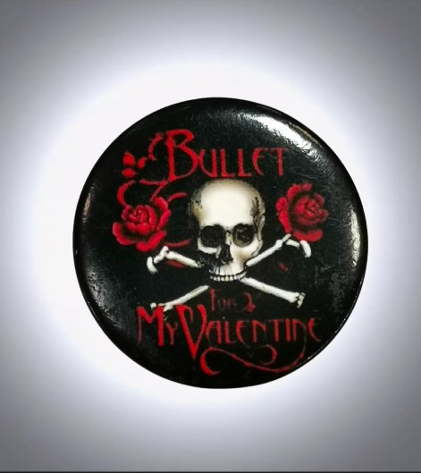 Кръгла метална значка на Bullet for My Valentine с бял череп и две червени рози