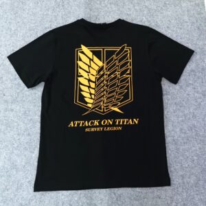 Предна част на черна аниме тениска Attack on Titan с калиграфия