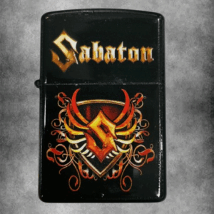 Черна zippo запалка на Sabaton със златно лого и огнена емблема с щит