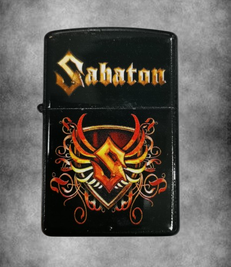 Черна zippo запалка на Sabaton със златно лого и огнена емблема с щит