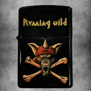 Бензинова запалка Running Wild с пиратски череп и златисто лого