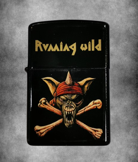 Бензинова запалка Running Wild с пиратски череп и златисто лого