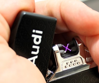 usb запалка Audi двойна електрическа дъга в близък план