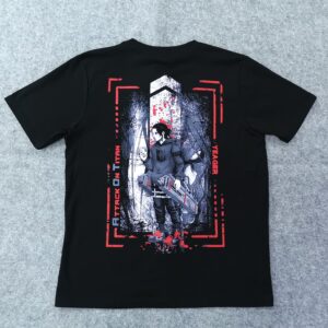 Черна памучна тениска Attack on Titan с двустранен принт, включващ Ерен Йегър и емблемата на Разузнавателния корпус.