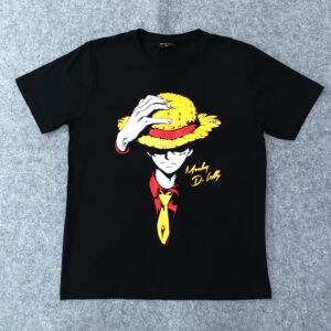 Черна памучна тениска One Piece с принт на Monkey D. Luffy, който държи сламената си шапка.