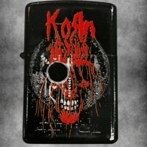 Черна zippo запалка на Korn с червен череп и лого