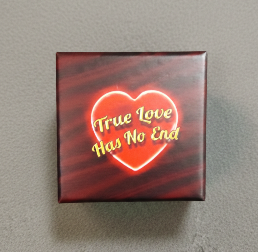 Подаръчна кутийка с надпис True Love Has No End за бижута