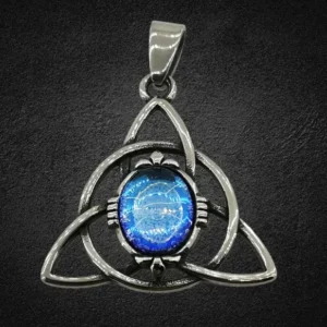 Келтски медальон Triquetra със син опал в центъра на сребрист стоманен възел