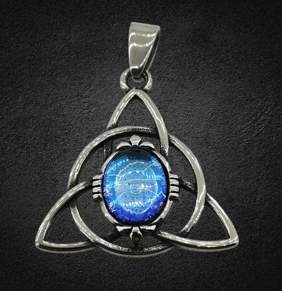Келтски медальон Triquetra със син опал в центъра на сребрист стоманен възел