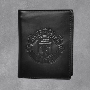Лице на черно мъжко портмоне от естествена кожа с Manchester United и релефен герб