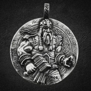 Лице на викингски медальон Бог Тор с чука Мьолнир и бога на гръмотевиците