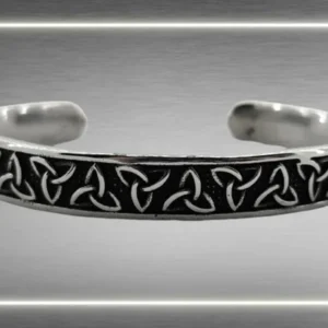 Стоманена гривна с келтски възли трикетра фронтален изглед