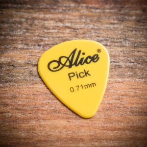 Жълто перце за китара Alice Pick 0.71mm от целулоид върху дървена основа