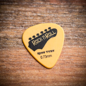 Жълто перце за китара Rock n Roll 0.73mm с черна графика на китарна глава.