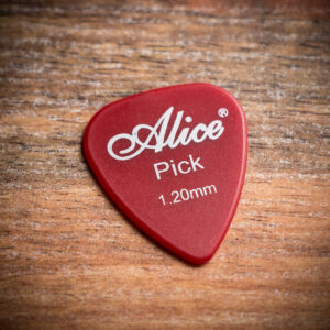 Професионално червено перце за китара Alice 1.20 mm с бяло лого близък план