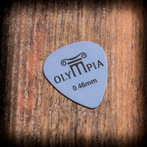 Тънко сиво перце за китара Olympia 0.46 mm върху дървена основа