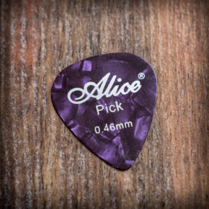 Лилаво перце за китара Alice 0.46mm с перлен ефект върху дървен фон