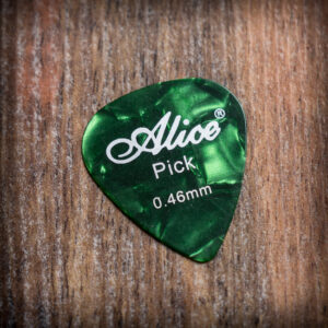 Зелено перце за китара Alice 0.46mm с мраморен ефект върху дървена повърхност