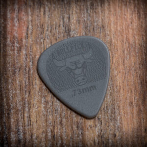 Сиво перце за китара Bullpick 0.73 mm с релефно лого на бик върху дървен фон