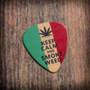 Цветно перо за китара Keep Calm and Smoke Weed с раста ивици и конопено листо