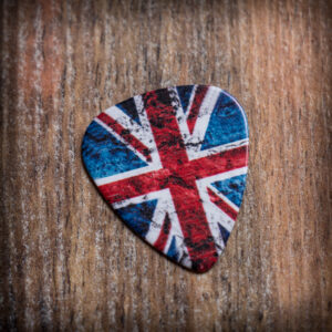 Перце за китара British Flag с износен Union Jack дизайн върху дървена повърхност
