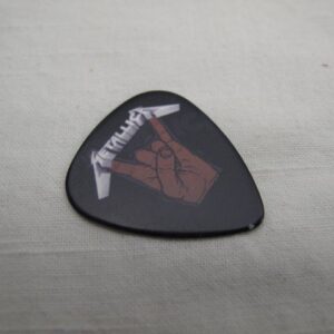 Черно китарно перце Metallica с матово покритие и принт "рогата" върху сив фон.