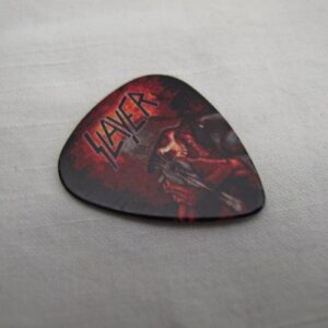 Черно колекционерско китарно перце Slayer с червен графичен принт и лого върху светъл фон.
