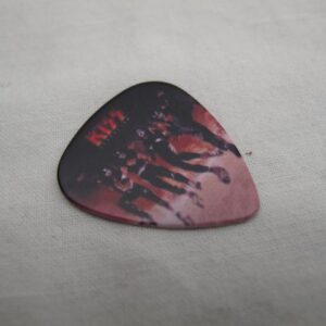 Черно перце за китара Kiss с цветен принт на бандата и червено лого