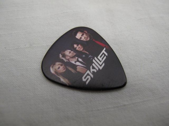 Черно професионално перце за китара Skillet с групов портрет и бяло лого