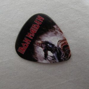 Триъгълно перце за китара Iron Maiden с червено лого и изображение на талисмана Еди