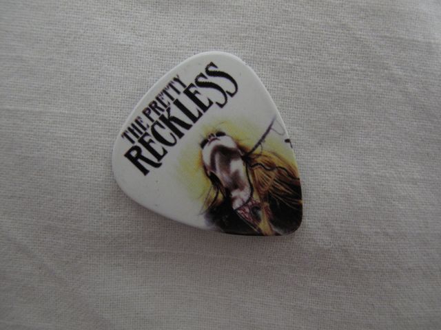 Бяло перце за китара The Pretty Reckless с черно лого и снимка на вокалистката