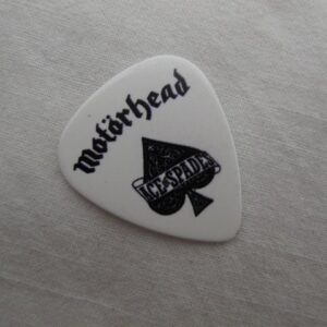 Бяло триъгълно перце за китара Motörhead с надпис Ace of Spades и лого асо пика