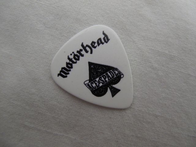 Бяло триъгълно перце за китара Motörhead с надпис Ace of Spades и лого асо пика