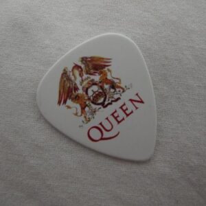 Бяло триъгълно перце за китара с цветния герб на Queen и червен надпис на групата