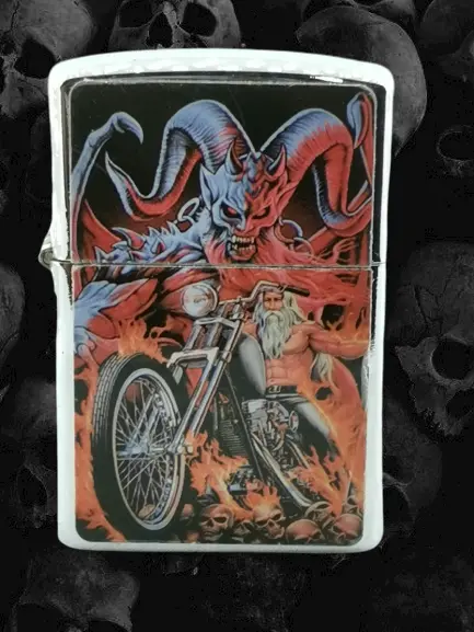 Релефна метална бензинова zippo запалка с чопър и пиратски череп