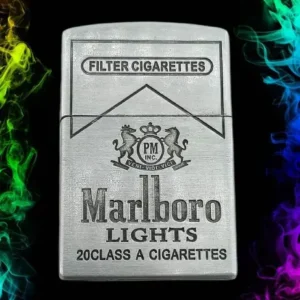 Сребриста метална газова запалка с гравиран дизайн на Marlboro Lights