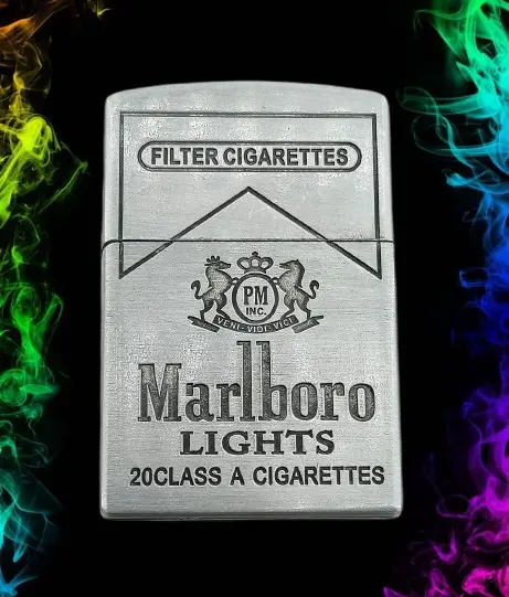 Сребриста метална газова запалка с гравиран дизайн на Marlboro Lights
