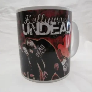 Бяла порцеланова чаша със снимка на членовете на Hollywood Undead с маски