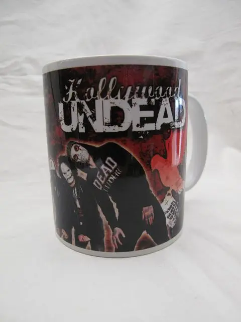 Бяла порцеланова чаша със снимка на членовете на Hollywood Undead с маски