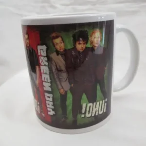 Бяла порцеланова чаша със снимка на членовете на групата Green Day