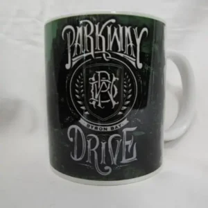 Бяла порцеланова чаша със снимка на логото на Parkway Drive и надпис Byron Bay