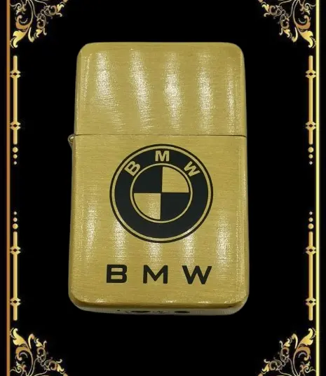 Златиста метална газова запалка с черно лого на BMW