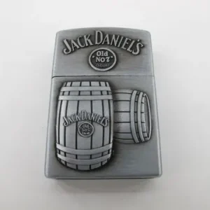 Метална газова запалка Jack Daniel’s с релефни бъчви антично сиво
