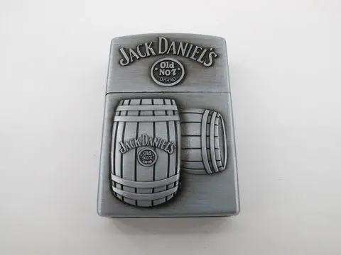 Метална газова запалка Jack Daniel’s с релефни бъчви антично сиво