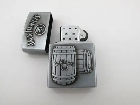 Метална газова запалка Jack Daniel’s с релефни бъчви антично сиво
