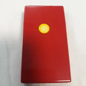 Червена пластмасова табакера за цигари с жълт бутон Push here to open