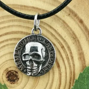 Стоманен медальон череп Memento Mori Carpe Diem с черна кожена верижка